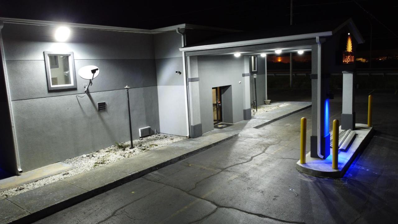 Days Inn By Wyndham Indianapolis East Post Road Exteriör bild
