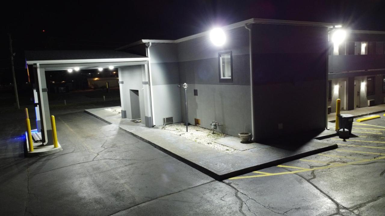 Days Inn By Wyndham Indianapolis East Post Road Exteriör bild