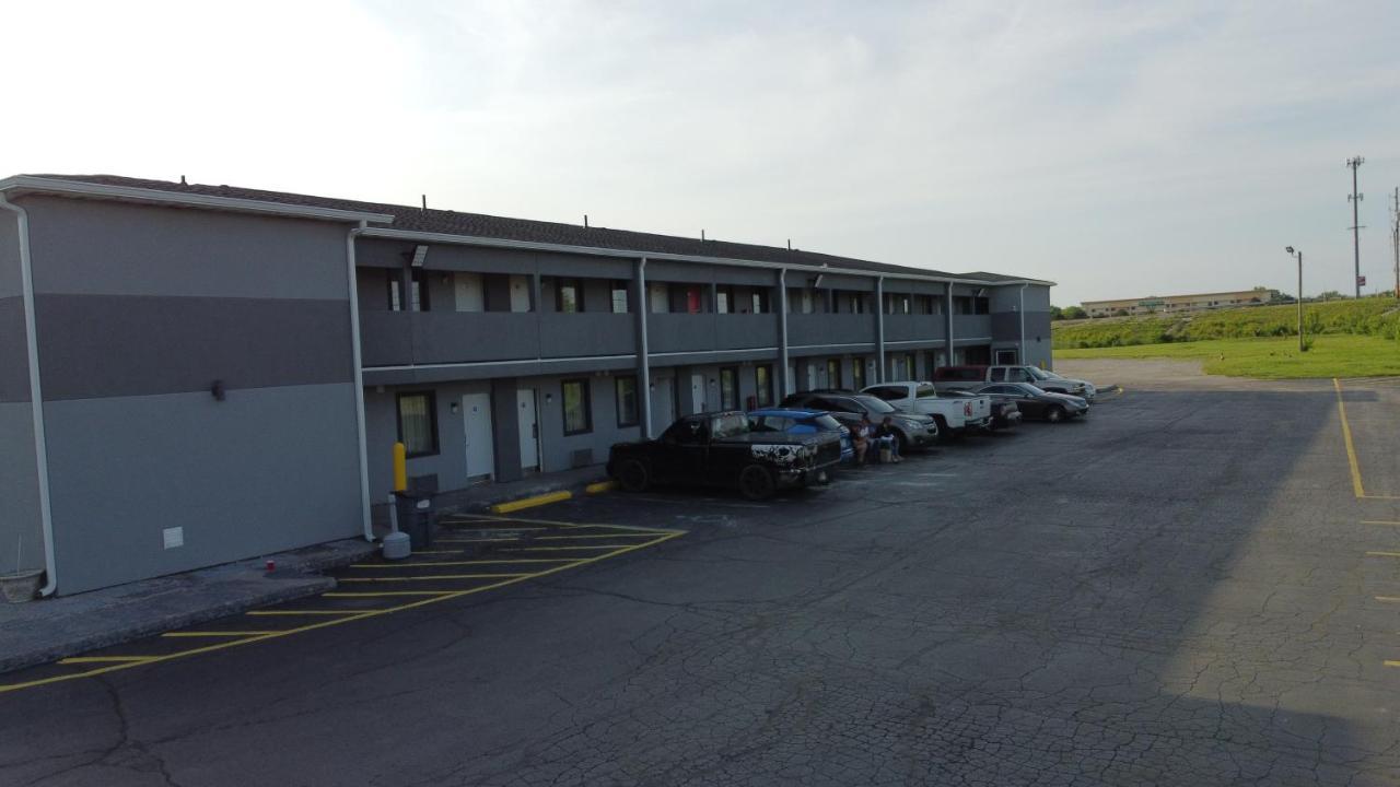Days Inn By Wyndham Indianapolis East Post Road Exteriör bild