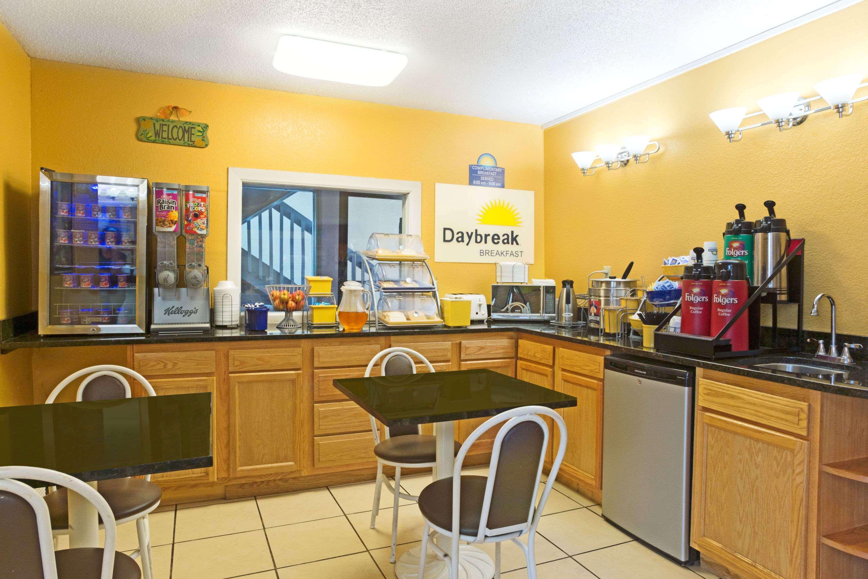 Days Inn By Wyndham Indianapolis East Post Road Exteriör bild