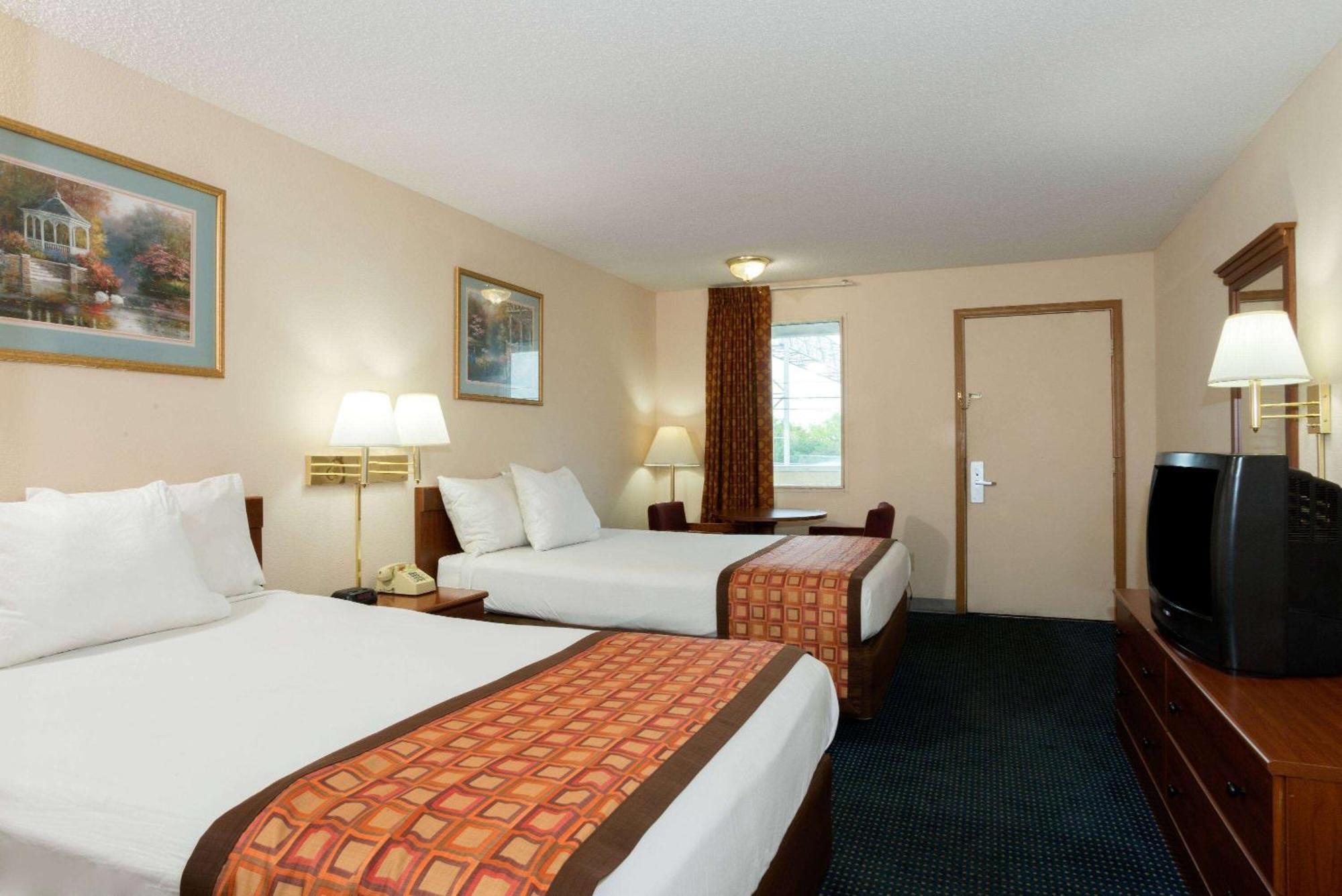 Days Inn By Wyndham Indianapolis East Post Road Exteriör bild