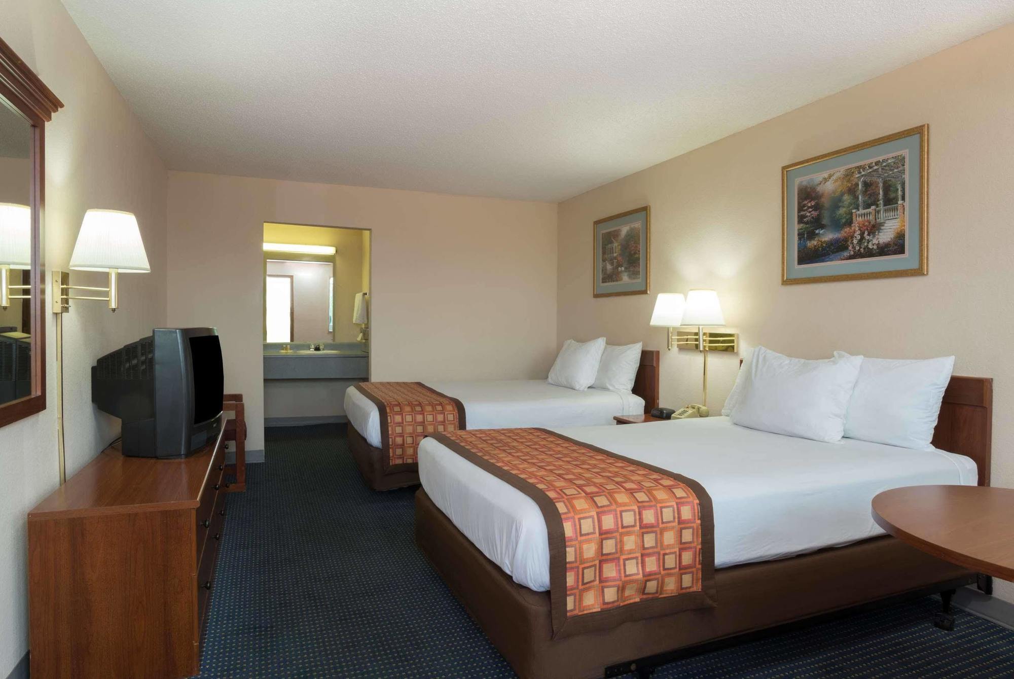 Days Inn By Wyndham Indianapolis East Post Road Exteriör bild